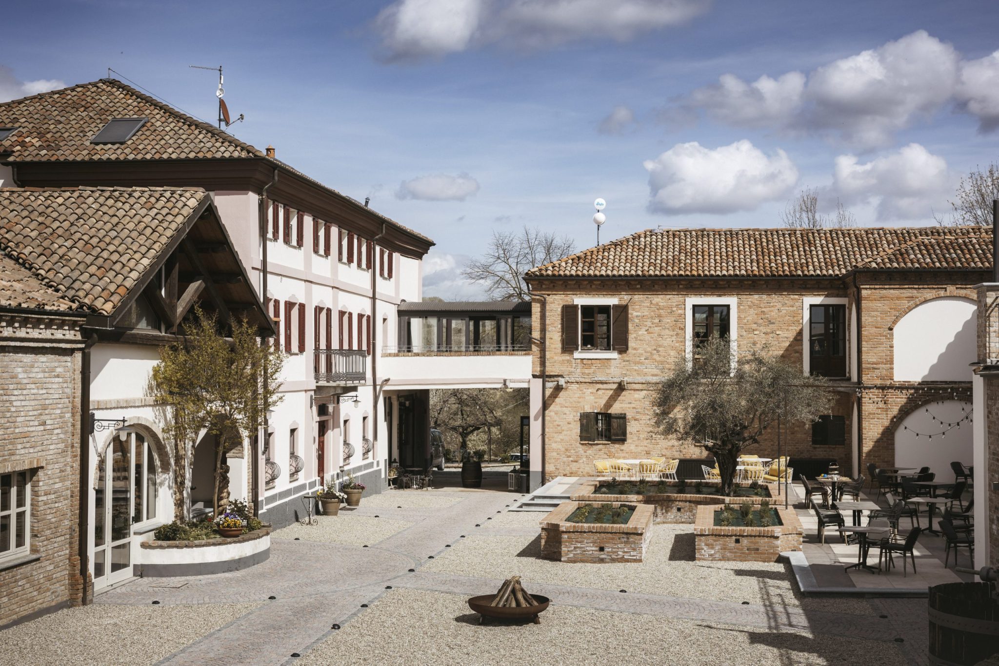 ALMARANTO CORTILE