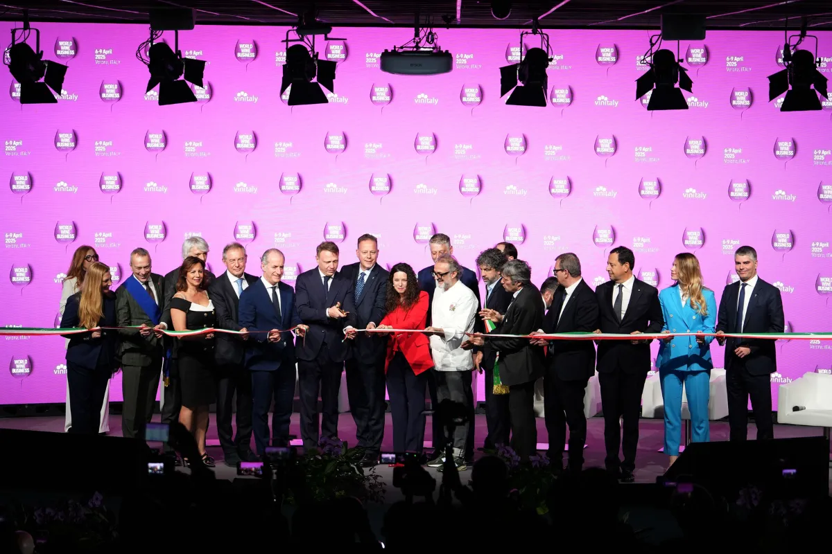 Vinitaly-2025-inaugura-la-57a-edizione-con-oltre-4.000-aziende-e-30.000-operatori-esteri-attesi-a-Verona